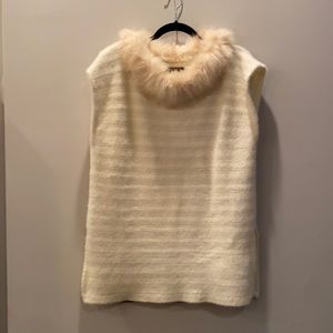 Long sleeveless cream sweater with fur rimmed neck